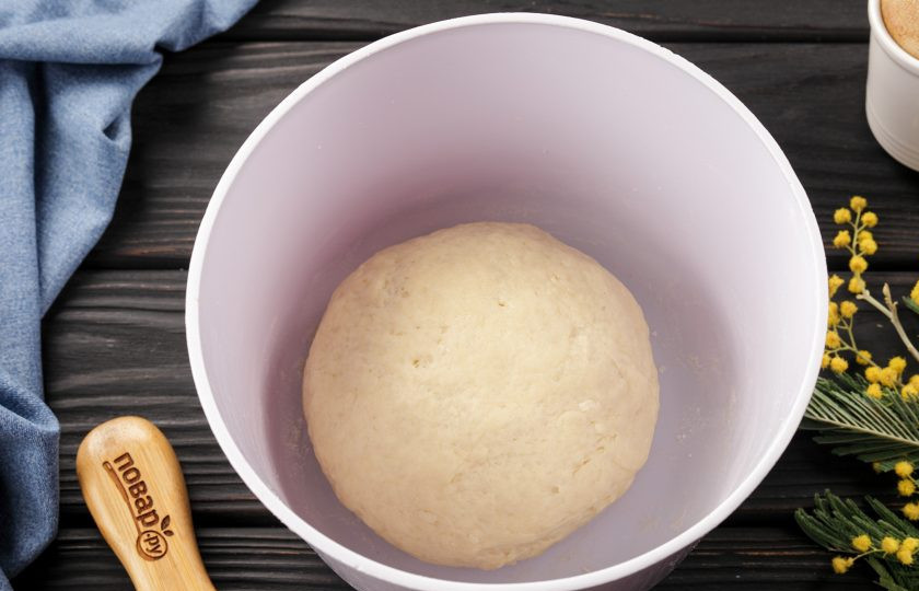 1. Этап. Сочни по ГОСТу: Если тесто слишком липкое, добавьте еще ложку муки. Но не переусердствуйте, чтобы не сделать его слишком тугим. Тесто должно быть однородным, маслянистым, плотным, но мягким и пластичным. Готовое тесто поместите в холодильник на 1 час. Оно должно хорошо охладиться.