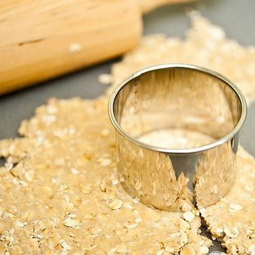 1. Этап. Шотландское овсяное печенье: 5. Вырезать из теста кружки с помощью формочек, перевернутого стакана или резака для печенья.