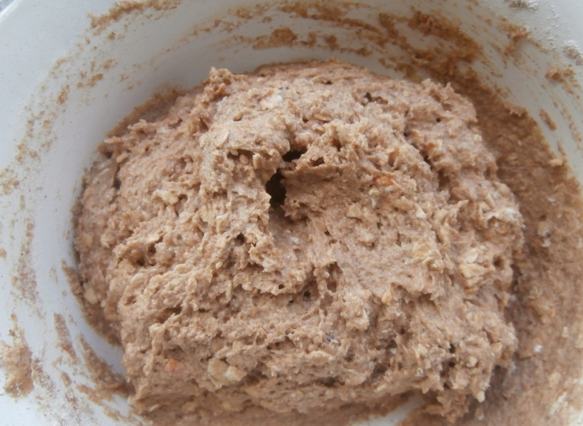 1. Этап. Зерновой хлеб: 2. Перемешайте. Постепенно подсыпайте оставшуюся часть муки, замесите тесто. Положите по 2 столовых ложки отрубей и льняной муки. Месите до тех пор, пока сможете руками сформировать из теста круглый хлебушек.