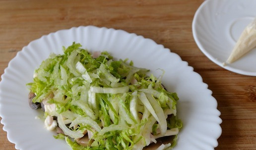 1. Этап. Салат Княжий град: Следующим слоем кладём оставшуюся порезанную пекинскую капусту.