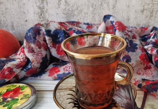 1. Этап. Базиликовый чай с яблоком: Укутать чайник полотенцем и дать постоять ещё минут 7-10.