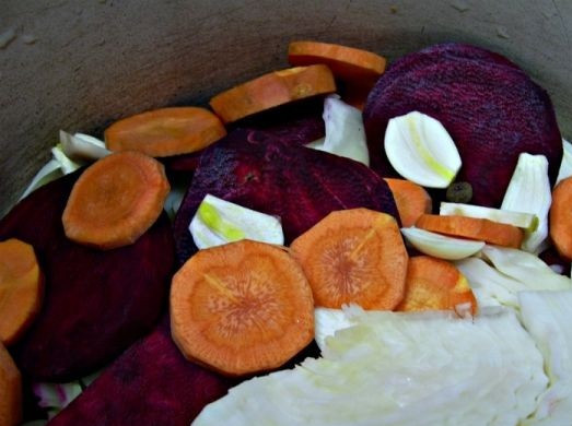 1. Этап. Капуста маринованная с чесноком и свеклой: 6. Далее снова выложите слой капусты, а затем овощи. Заполните кастрюлю слоями.