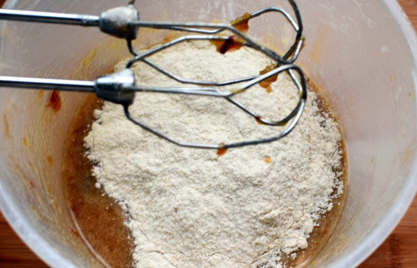 1. Этап. Сливово-медовый пирог с маком: Всыпьте просеянную с содой муку (2 вида). Можно взять муки поровну, пирог будет чуть суше и более рассыпчатым.