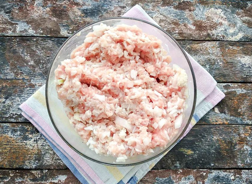 1. Этап. Тефтели как в столовой: Хорошо все перемешайте и сформируйте тефтели.