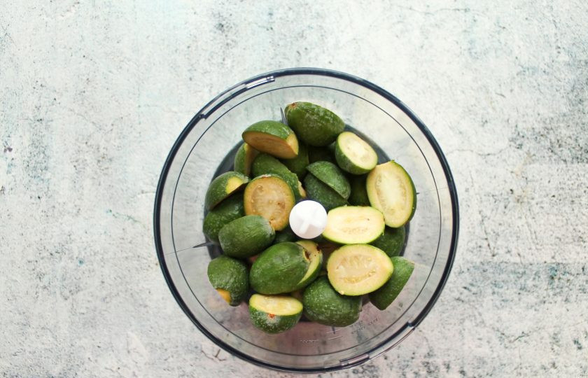 1. Этап. Сырое варенье из фейхоа: У фейхоа обрежьте хвостик, разрежьте плоды пополам и выложите их в чашу блендера.