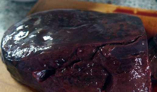 1. Этап. Печень по-строгановски: Печень лучше предварительно подморозить.