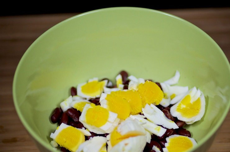 1. Этап. Крабовый салат с красной фасолью: 3. Добавьте нарезанные вареные яйца.