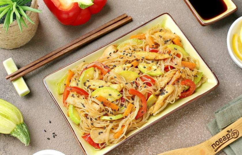 1. Этап. Фунчоза с курицей и кабачком: Перед подачей блюдо выложите на тарелку и посыпьте по желанию кунжутом. Приятного аппетита!