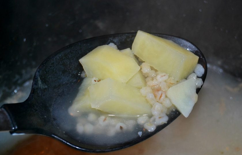 1. Этап. Суп из сушеных грибов с перловкой: 10. К моменту добавления картошки перловка уже должна быть почти готова.