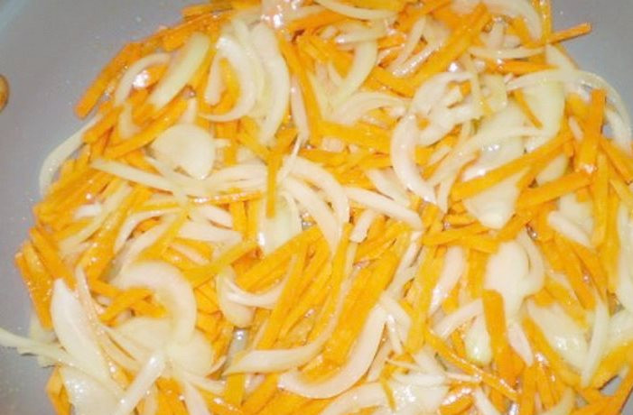 1. Этап. Рыбный суп с пшеном: Лук мелко нарезаем, морковь натираем на терке. Разогреваем сковородку, наливаем масло. Сначала до прозрачности обжариваем лук, затем добавляем морковь. Жарим, постоянно перемешивая до готовности (около 10 минут.