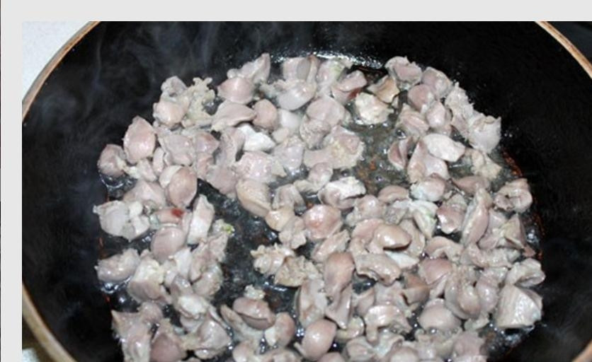 1. Этап. Тушеные потроха: 3. В раскаленном масле на большом огне обжарьте желудочки, постоянно переворачивая их, на это уйдет 2-3 минуты. Как только все они посветлели, уменьшите огонь и тушите желудочки от 10 до 15 минут.