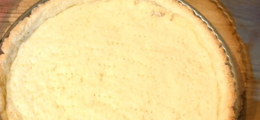 1. Этап. Клубничный тарт с заварным кремом: 5. Отправьте тесто в разогретую до 180-190 градусов духовку на 15 минут. Затем уберите груз и снова отправьте форму в духовку до готовности на 10-15 минут.