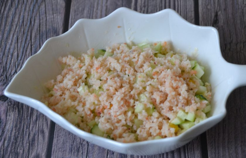 1. Этап. Салат с Дошираком: Добавьте мясо криля.