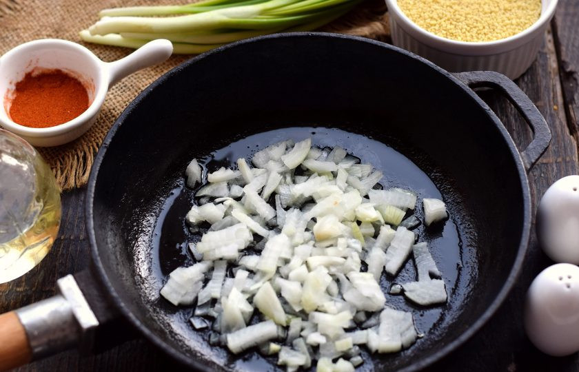 1. Этап. Кус-кус с фаршем: Лук нарежьте мелким кубиком, выложите на разогретую масляную сковороду, обжарьте на среднем огне 2 минуты до полупрозрачности.