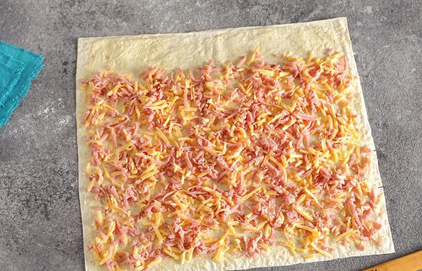 1. Этап. Завтрак на работу: Лаваш смажьте майонезом и сверху распределите всю начинку, немного отступив от одного края.