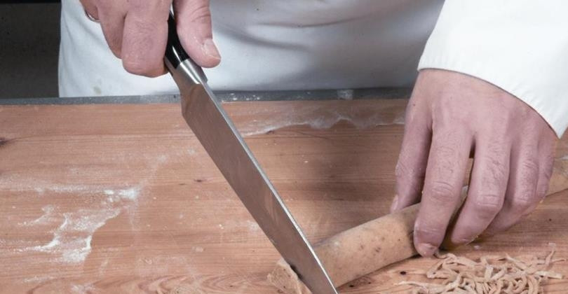 1. Этап. Лапша куриная домашняя: Грибы нарежьте небольшими кусочками, лук измельчите. В сковороду с растопленным топленым маслом выложите лук и обжарьте до золотистого цвета. Затем добавьте к нему порезанные отварные грибы, готовьте 10 минут, затем опустите в бульон. Тесто на лапшу раскатайте тонко, сверните рулетом и нарежьте тонкими ломтиками, дайте ей подсохнуть 15 минут. Затем отварите в подсоленной кипящей воде около 1 минуты. Бульон доведите до кипения и опустите туда лапшу, варите 3-4 минуты и подавайте к столу.