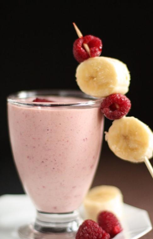 1. Этап. Молочный коктейль с бананом: Разливаем по бокальчикам, вставляем трубочки, можно посыпать тертым шоколадом или украсить целыми ягодами - и сразу же подавать, пока коктейль холодненький!