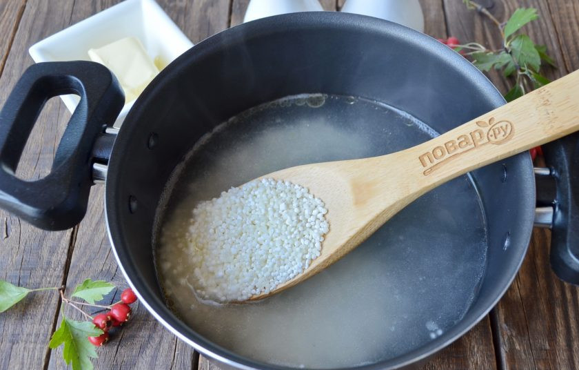 1. Этап. Саго: Мясной бульон в кастрюле доведите до кипения, посолите по вкусу. Всыпьте промытую крупу и варите 15 минут. На стакан жидкости 3 столовых ложки крупы. Перемешивайте часто кашу.