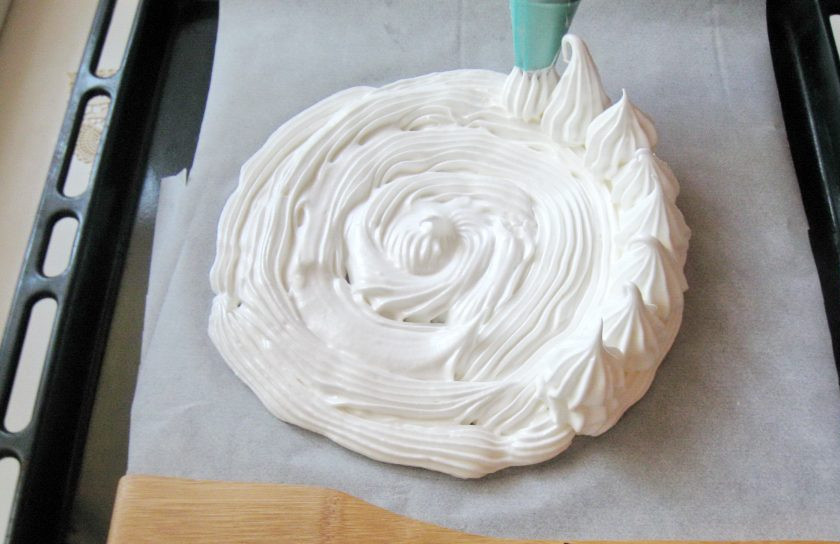 1. Этап. Безе Павлова: По краю круга выложите узоры так, чтобы в середине безе образовалось углубление.