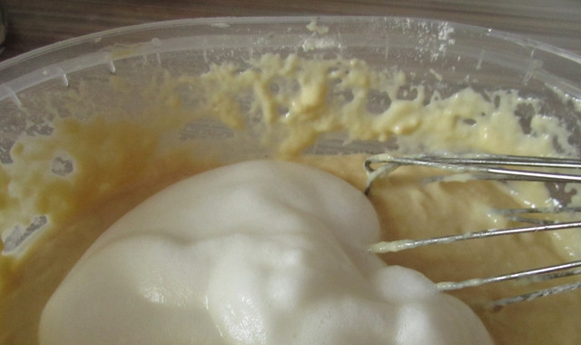 1. Этап. Камбала, жаренная во фритюре: Белок взбиваем до устойчивых пиков и аккуратно вводим в тесто.