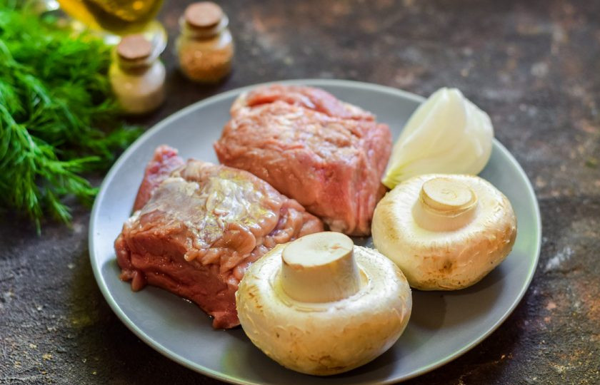 1. Этап. Свинина в рукаве с грибами: Подготовьте ингредиенты.