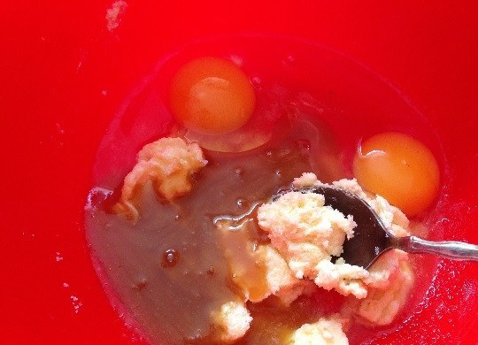 1. Этап. Маковые кексики с курагой: 4. Добавим мед, у меня мед не густой, не жидкий, яйца (лучше добавить только два яйца, а третье при необходимости в конце замешивания теста). И перемешаем до более-менее однородного состояния.