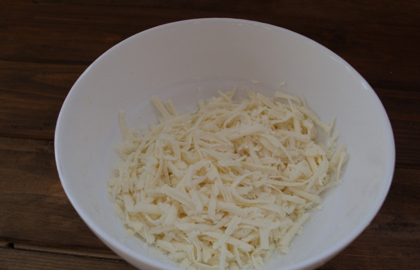 1. Этап. Пирог с зеленью и брынзой: Болгарскую брынзу натрите на крупную терку.