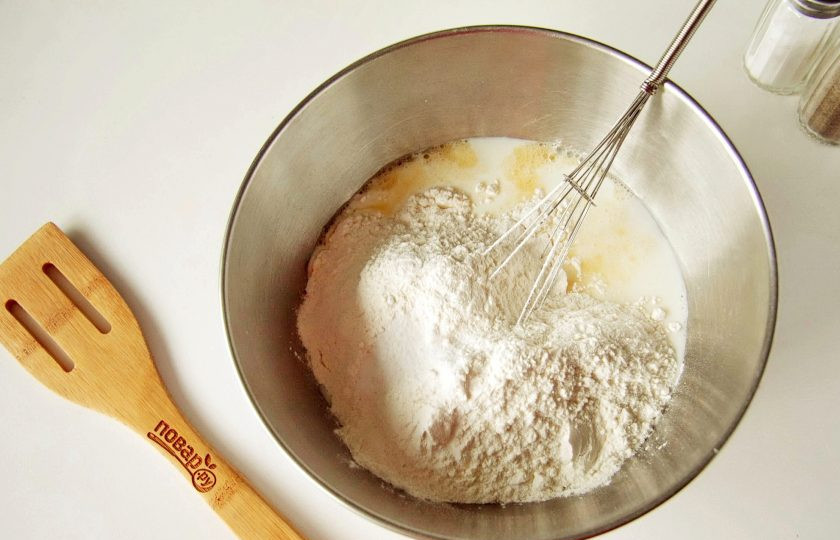 1. Этап. Заливной пирог с курицей и грибами: Насыпьте муку и соду.