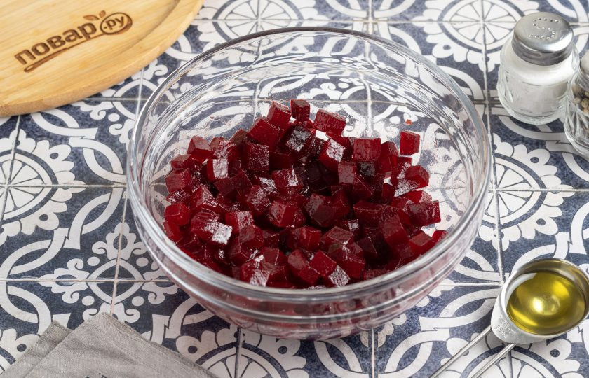 1. Этап. Винегрет с бобами эдамаме: Свеклу очистите и порежьте на мелкие кубики. Заправьте растительным маслом и перемешайте.