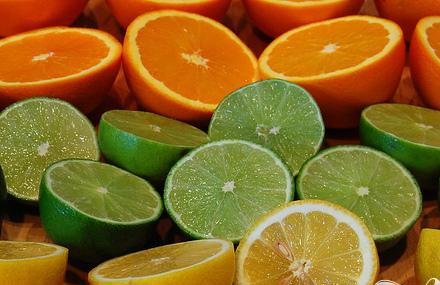 1. Этап. Креветки с имбирем и рисом: 5. В отдельной миске смешать сок апельсина и лайма, лук, мед, имбирь и чеснок. Несколько ложек полученной смеси вылить на креветки, чтобы покрыть их все.