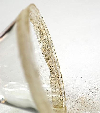 1. Этап. Классическая Кровавая Мэри: 1. Покройте кромку высокого бокала солью. Для этого насыпьте мелкую соль на блюдце, сухой стакан поставьте вверх дном на мокрое полотенце, а потом окуните в соль, чтобы ее крупинки прилипли.