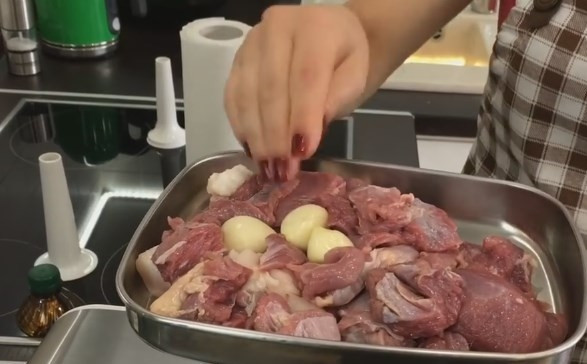 1. Этап. Вкусные и сочные домашние колбаски: 1. С сала срежьте шкурку. Разделите всё мясо и сало на 2 части. Пропустите одну половину через мясорубку, добавьте туда сразу же и чеснок.