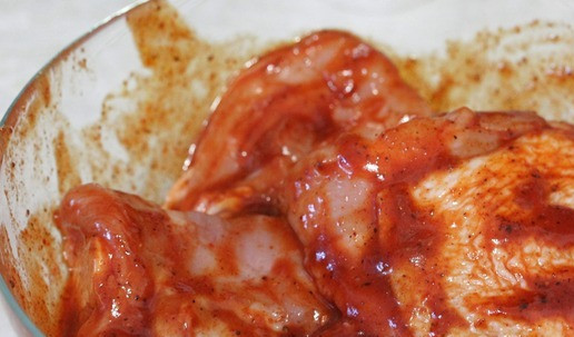 1. Этап. Куриные бедрышки в остром маринаде: Тщательно перемешать, чтобы бёдрышки были со всех сторон покрыты маринадом. Оставить их мариноваться при комнатной температуре на 1 час, либо убрать в холодильник на более долгое время.