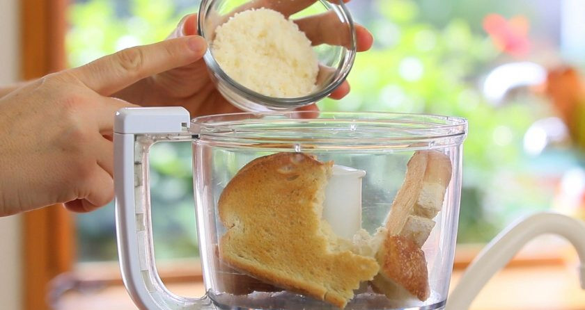 1. Этап. Мясной рулет с брокколи: 1. В миксере измельчите вместе мелко натёртый пармезан и хлеб.