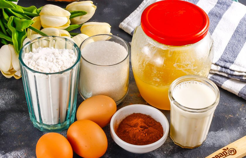 1. Этап. Шоколадный пирог с карамелью: Подготовьте указанные ингредиенты. Сливки можно использовать как 10%, так и 15, 20% жирности.