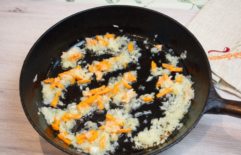 1. Этап. Суп гречневый: На растительном масле обжарьте репчатый лук и морковь до мягкости. Не допускайте подгорания овощей, что в свою очередь может дать горечь в супе.