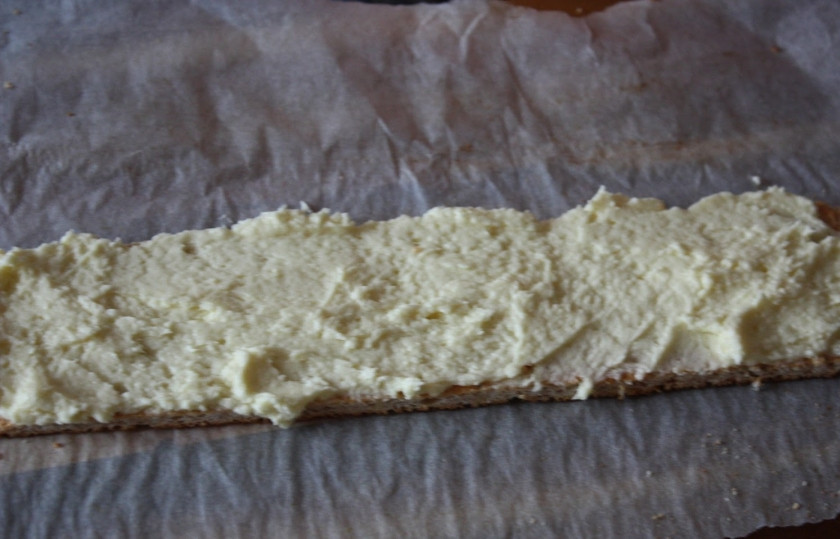 1. Этап. Пирожное Эстерхази: 4. 200 грамм масла комнатной температуры взбиваем 2 минуты, затем вводим весь крем по одной столовой ложке, когда весь крем ввели вливаем алкоголь. Получившийся крем на носим на все полоски (кроме с шоколадом).