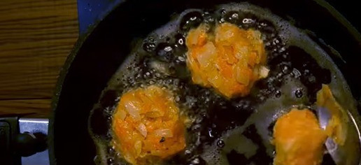 1. Этап. Котлеты из капусты с соусом: После того как обжарите морковь, лук, добавите капусту и яйца сформируйте руками шарики и положите на сковородку с маслом. Прижмите каждый шарик ложкой, чтобы придать форму котлет. Обжарьте 5 минут с каждой стороны.