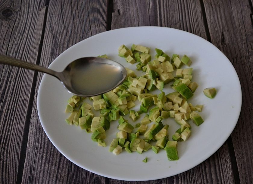 1. Этап. Салат с авокадо, тунцом и огурцом: Нарежьте авокадо кубиком. Сбрызните лимонным соком.