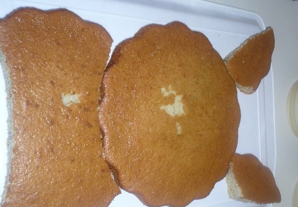 1. Этап. Торт Зайка: 3. На подносе укладываем бисквит в форме зайчика.