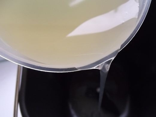 1. Этап. Хлеб на картофельном отваре: 1. В форму для выпечки хлеба заливаем картофельный отвар.