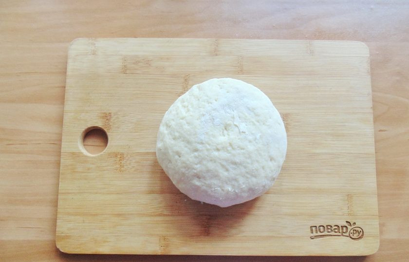 1. Этап. Сметанный торт без яиц: Замесите крутое, не липнущее к рукам тесто.