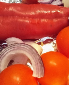 1. Этап. Холодный суп-пюре Ромеско: Положить перцы, помидоры, чеснок и лук в форму для запекания, спрыснуть каплей оливкового масла и отправить овощи в духовку на 40 минут при 180C.