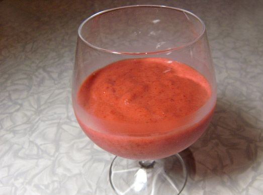 1. Этап. Смузи с йогуртом: Взбиваем клубнику с йогуртом и выкладываем получившуюся массу в бокал.