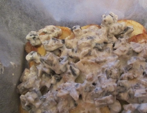 1. Этап. Картофель с грибами и мясом: Теперь выложите на картофель тушенные в сливках грибочки. Они не должны быть слишком влажными, чтобы блюдо не растеклось в процессе запекания.