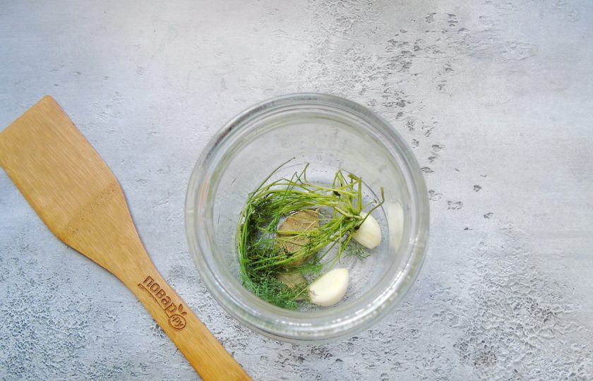 1. Этап. Быстрые квашеные помидоры: Банку хорошо помойте. На дно выложите очищенный чеснок, укроп, лавровый лист и перец черный горошком.