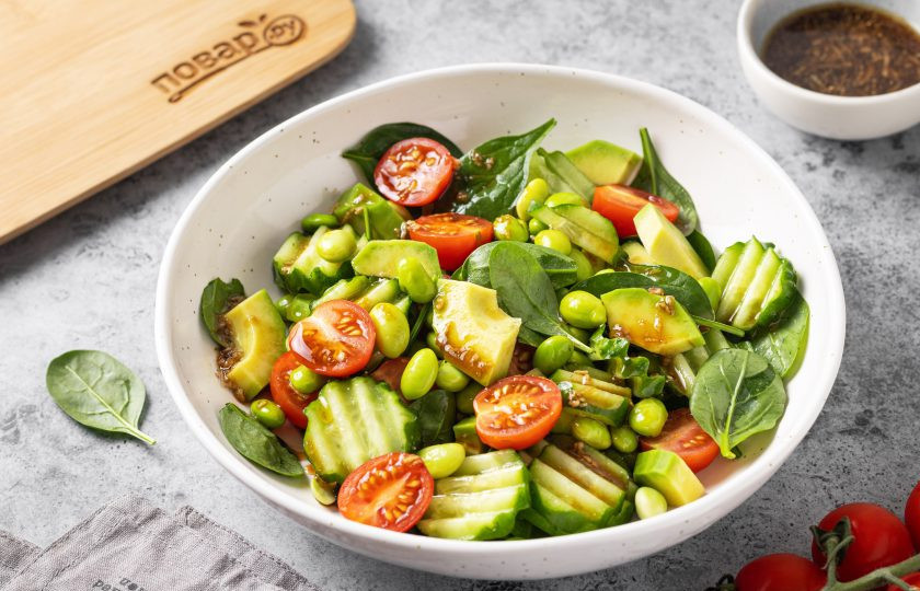 1. Этап. Салат с авокадо и соевым соусом: Выложите салат в миску для подачи, а сверху полейте соусом. Приятного вам аппетита!