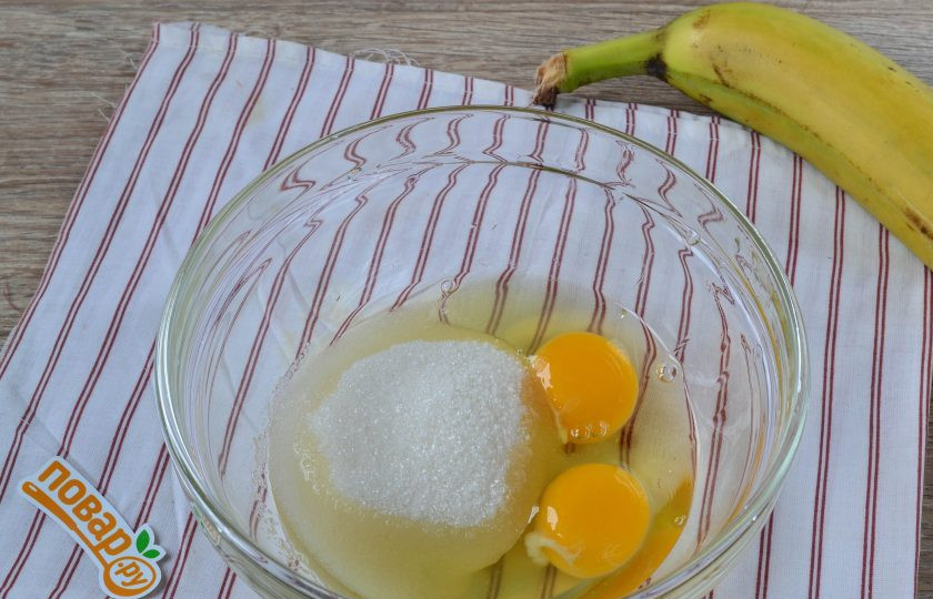 1. Этап. Блинный торт с грецкими орехами и бананами: 2. Яйца смешайте с сахаром и слегка взбейте венчиком, чтобы сахар растворился.