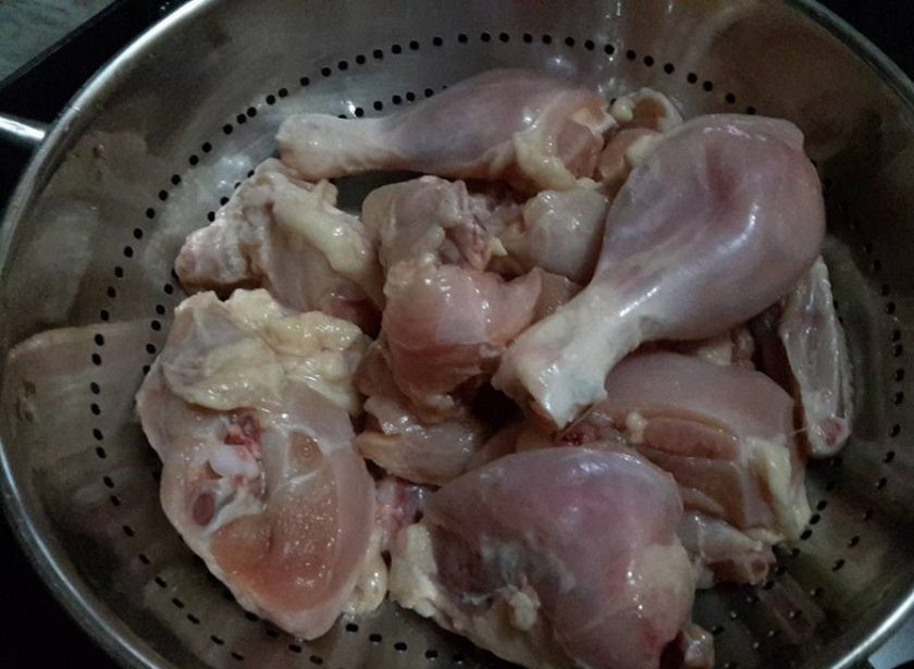 1. Этап. Пряный карри с курицей: 1. Промойте кусочки курицы под проточной водой.