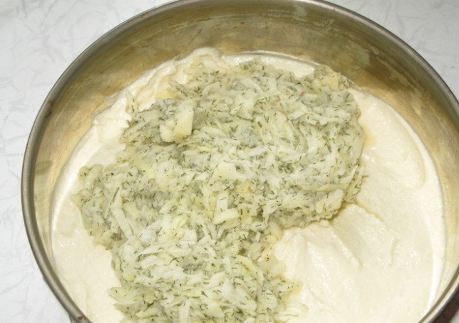 1. Этап. Картофельный пирог с луком: 5. Выкладываем на тесто начинку.